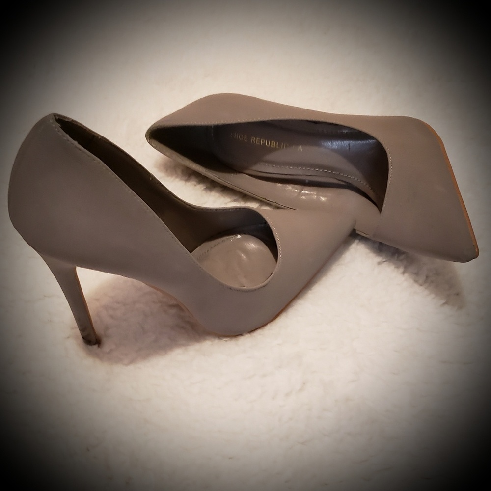 Grey pumps